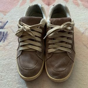 Simple shoes men’s size 10.5 Beige color Larry David style